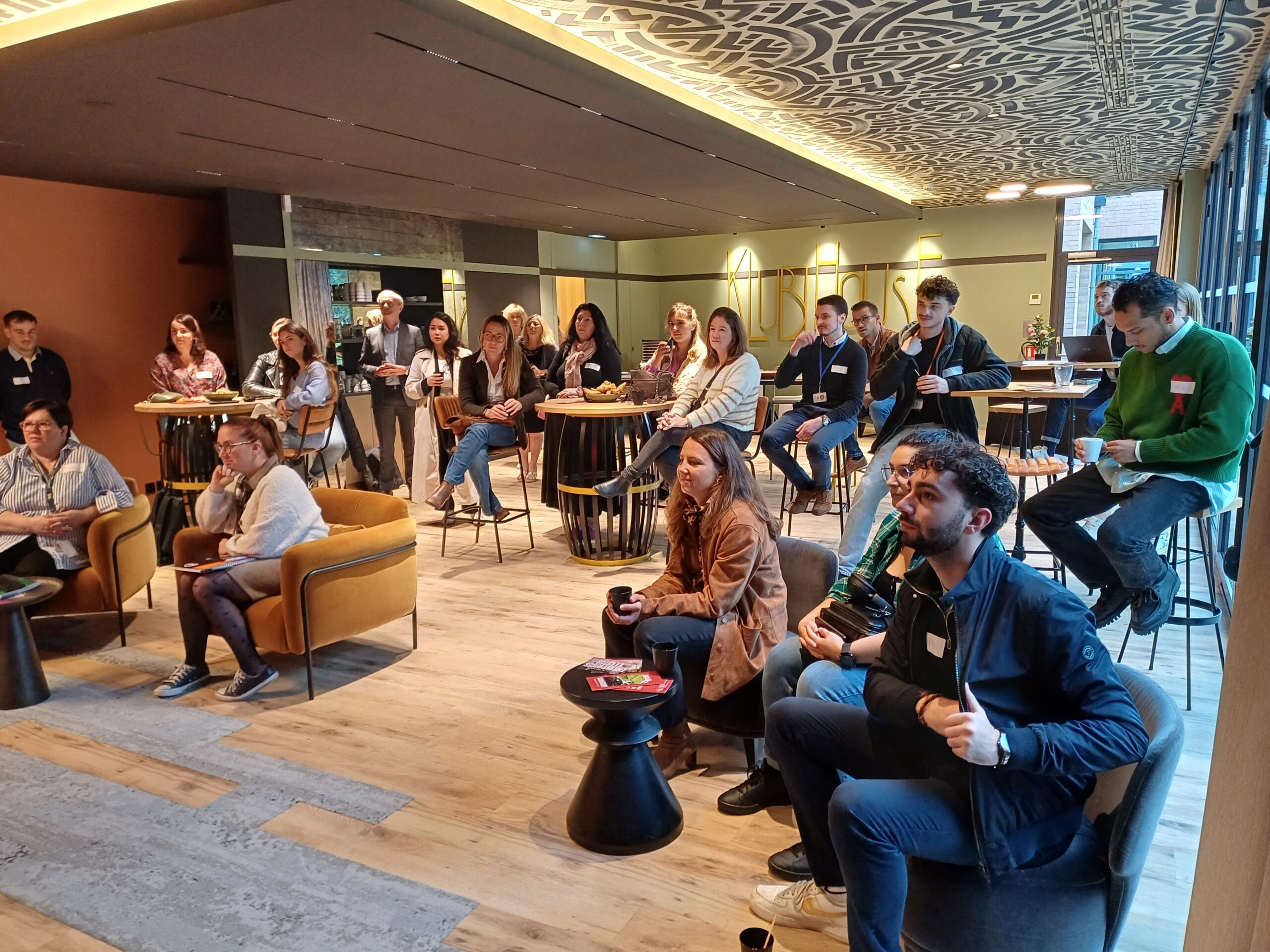 Photo du KlubHouse avec des personnes assises